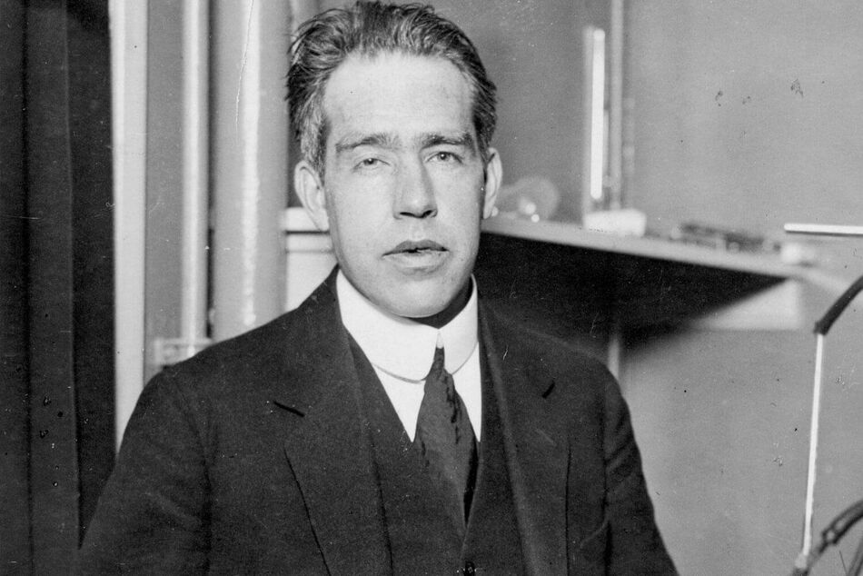 I 1922 modtog Niels Bohr Nobelprisen i fysik for "sine fortjenester inden for undersøgelsen af atomernes struktur og den stråling, der udgår fra dem".