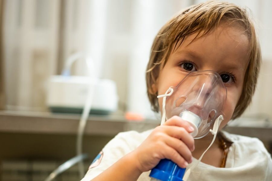 Child with oxygen mask
