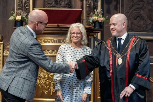 Rector no. 259 Henrik C. Wegener congrats David Dreyer Lassen, rector no. 260