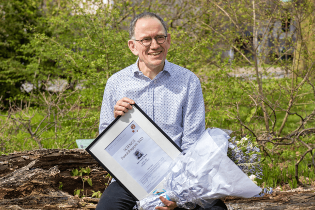 Photo of Hans Henrik Bruun with the Communication Award
