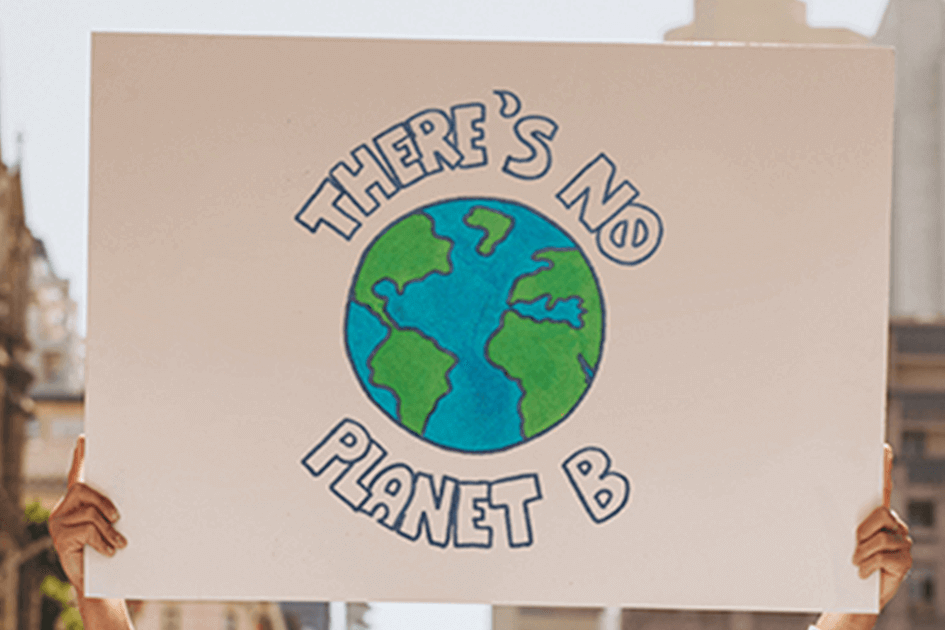2 hands holding a big sign saying: "There is no planet B"