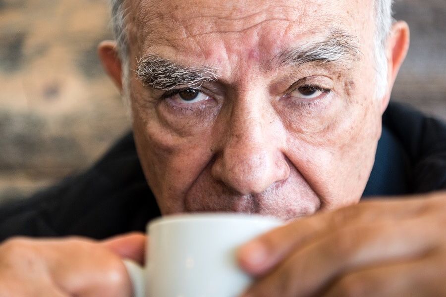 Mand der drikker kaffe