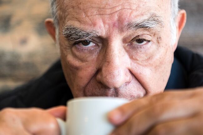 Mand der drikker kaffe