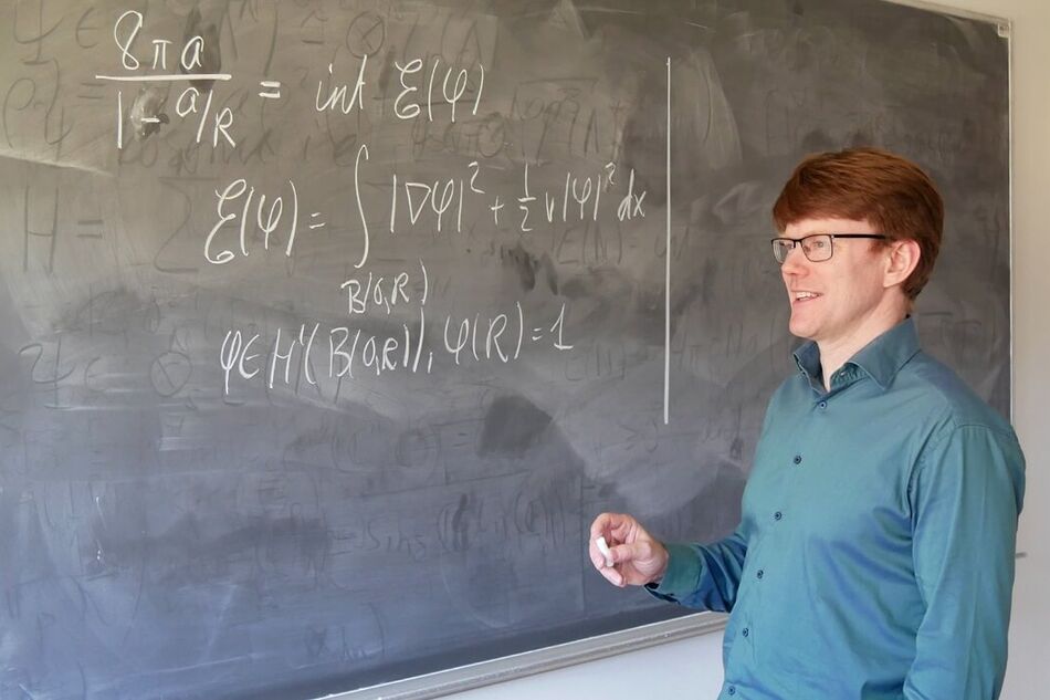 Søren Fournais in front of a blackboard
