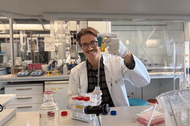 Sebastian Pedersen Landtved in the laboratory.