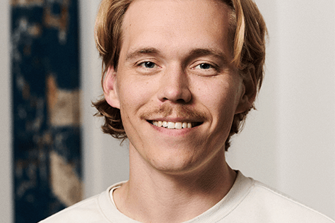 Billedet viser Andreas Østbjerg Hansen, som er uddannet jurist og i dag arbejder som programmør og iværksætter.