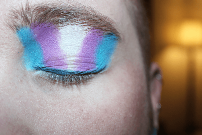 Øjenlåg med farverig makeup i blå, lilla og hvid