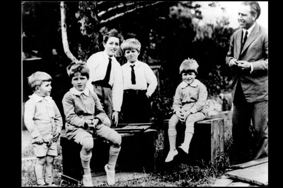 Niels Bohr med sine fem sønner ved sommerboligen i Tisvildeleje.