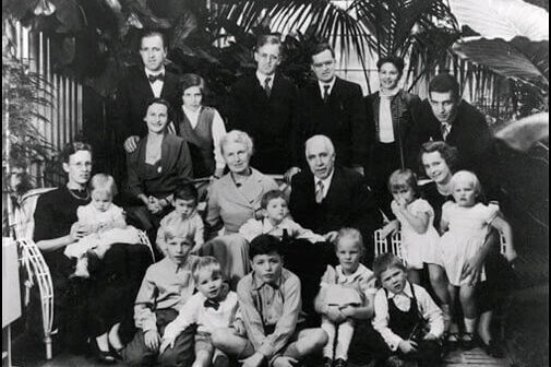 Niels og Margrethe Bohr med deres børn, svigerbørn og børnebørn på Niels Bohrs 70-års-fødselsdag i 1955.