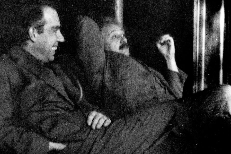 Niels Bohr (til venstre) og Albert Einstein (til højre) diskuterer kvantemekanik.