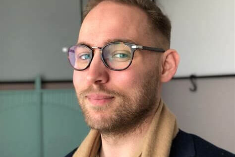 Billedet viser Sebastian Mørch Hansen, uddannet fra jura og nu fuldmægtig i skattestyrelsen.