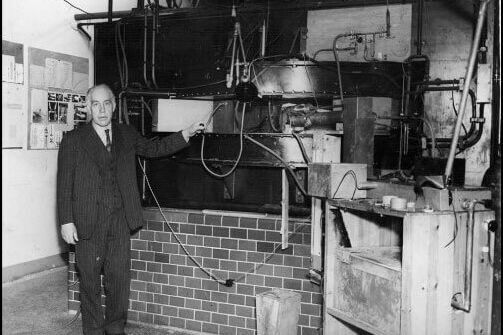 Niels Bohr med en accelerator, der kunne frembringe 1 million volt, og en cyklotron, der blev færdigbygget i 1939.