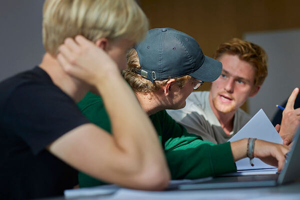 Tre_studerende_ved_skrivebord_til_studerende_for_en_dag